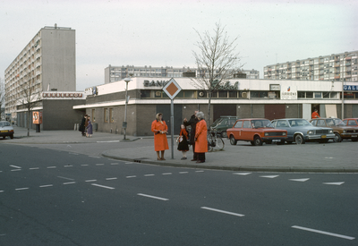 117546 Afbeelding van verkeersbrigadiers bij de oversteekplaats voor voetgangers in de Oranjerivierdreef te Utrecht, ...